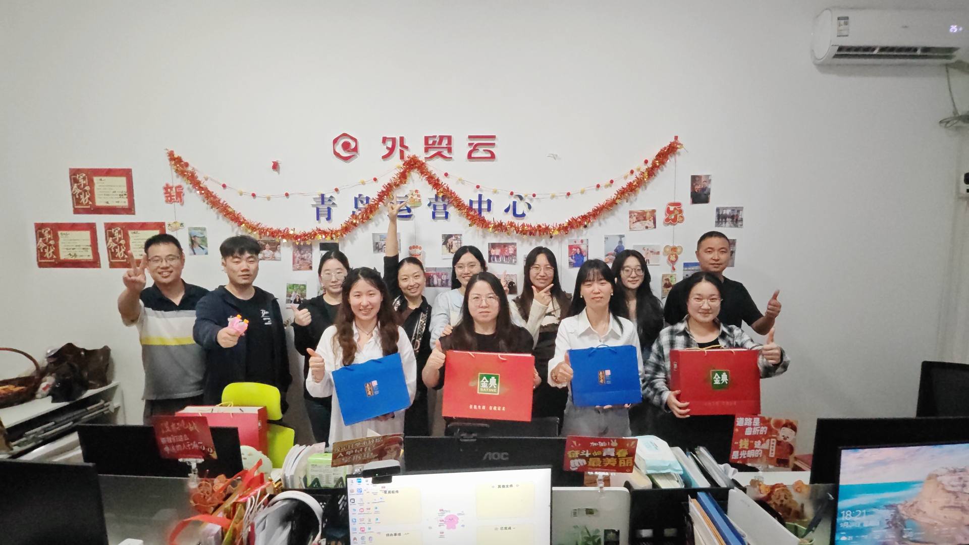 Маотон святкує Національний день і Свято середини осені