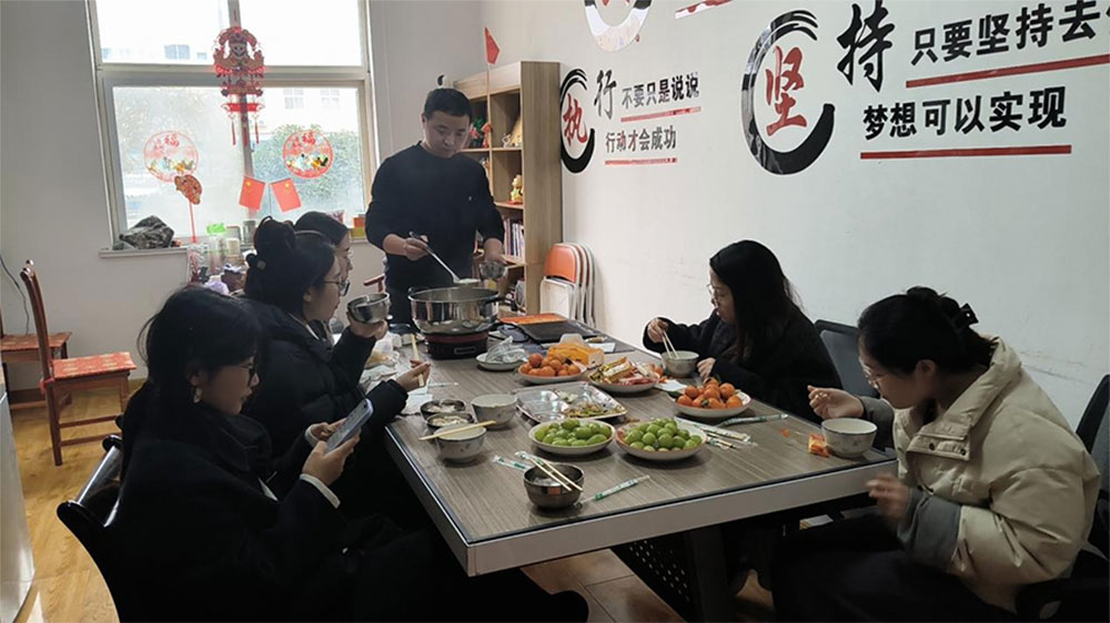 Обід на фестивалі ліхтарів: Тангуань і команда Vibes в офісі